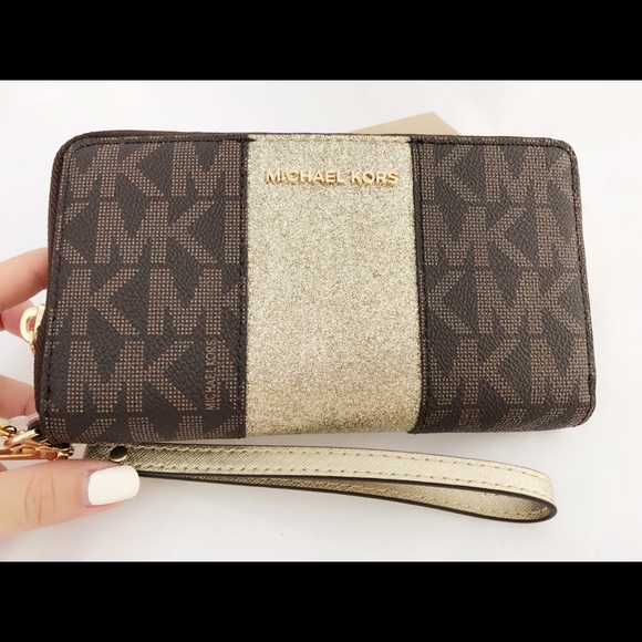 Michael Kors Handbags - NWT Michael Kors Jet Set Travel Center Wristlet